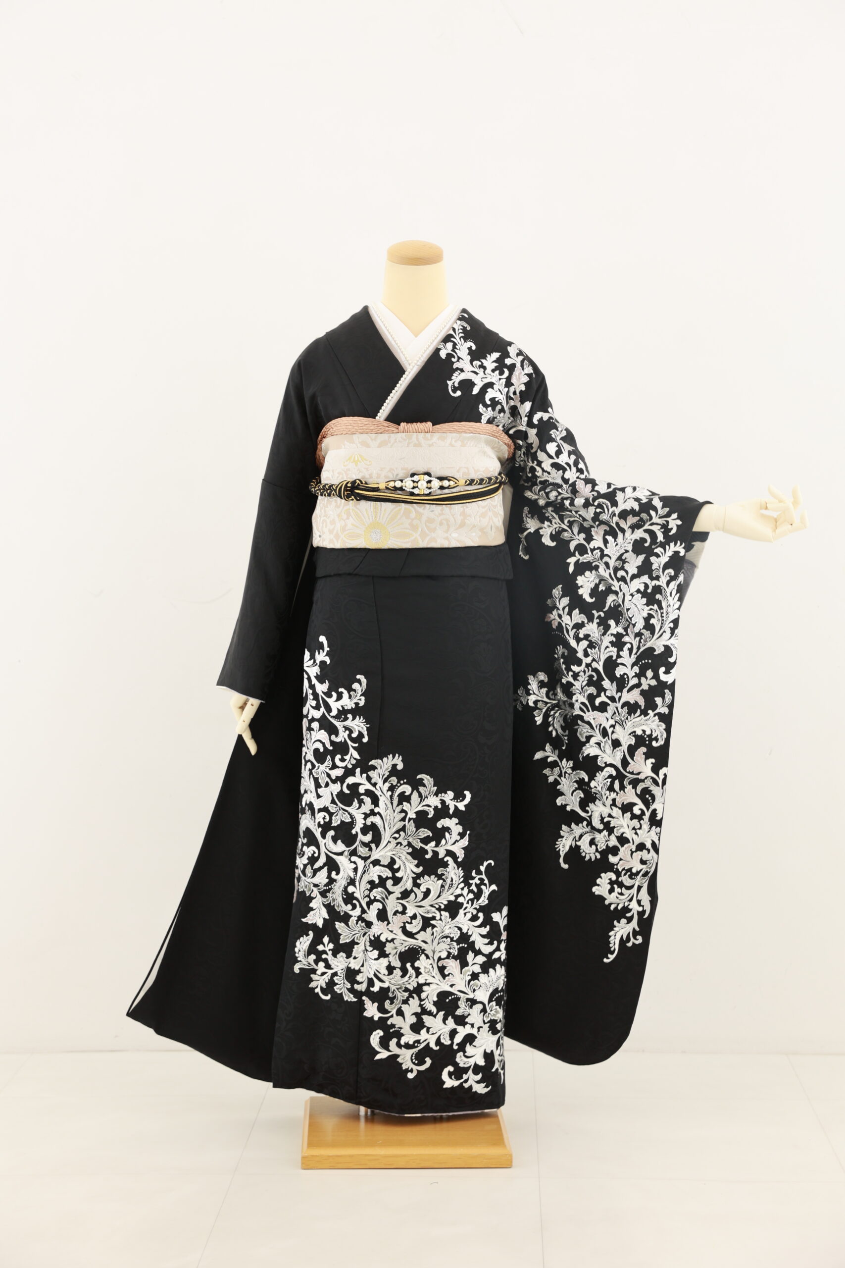 Ｃ-1122　黒地銀つた草